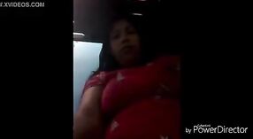 دیہاتی ہوت کی ایم ایم سی میوزک ویڈیو میں اس کے ننگے جسم اور بڑی چوچیان کی خصوصیات ہیں ۔ 2 کم از کم 00 سیکنڈ