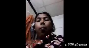 دیہاتی ہوت کی ایم ایم سی میوزک ویڈیو میں اس کے ننگے جسم اور بڑی چوچیان کی خصوصیات ہیں ۔ 3 کم از کم 00 سیکنڈ