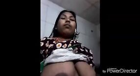 دیہاتی ہوت کی ایم ایم سی میوزک ویڈیو میں اس کے ننگے جسم اور بڑی چوچیان کی خصوصیات ہیں ۔ 0 کم از کم 50 سیکنڈ
