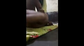 Una snella moglie indiana indulge nel piacere sessuale mattutino in questo video bollente 1 min 30 sec