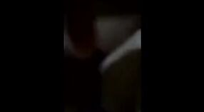 Een slanke Indiase Vrouw verwent zich met ochtend seksueel genot in deze stomende video 3 min 20 sec