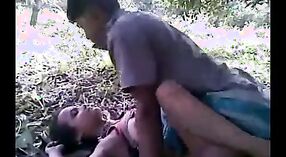 Estudante universitário Champa três se entrega a algum sexo ao ar livre com um estranho 4 minuto 00 SEC