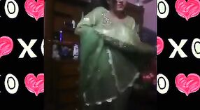 Pakistaans Huisvrouw enjoys pussyfucking met Desi in deze heet video 0 min 30 sec