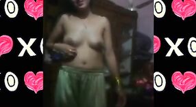 Pakistaans Huisvrouw enjoys pussyfucking met Desi in deze heet video 0 min 40 sec