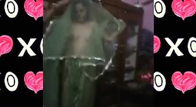 Pakistaans Huisvrouw enjoys pussyfucking met Desi in deze heet video 0 min 50 sec
