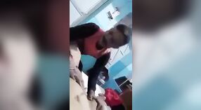 Peituda Bhabhi fica impertinente em sua própria casa depois de MMC escândalo 1 minuto 40 SEC