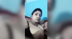 Busty Bhabhi dadi nakal ing omahé dhéwé sawisé skandal MMC 0 min 0 sec