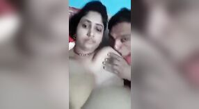 Rondborstige Bhabhi gets ondeugend in haar eigen huis na MMC schandaal 1 min 00 sec