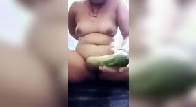Индианка Дехати мастурбирует огуречным печеньем 3 минута 40 сек