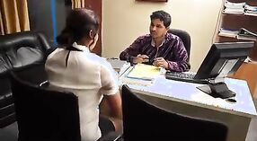 Peituda Office puta Bhabhi fica seduzido por seu chefe em fumegante preliminares 1 minuto 40 SEC