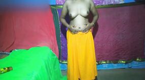 Kecantikan India Memamerkan Pantat Seksinya di Video ini 1 min 20 sec