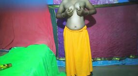 Kecantikan India Memamerkan Pantat Seksinya di Video ini 0 min 50 sec