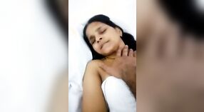 Nacktes mms-Video einer atemberaubenden tamilischen Frau, die ihre Brüste zur Schau stellt 0 min 0 s