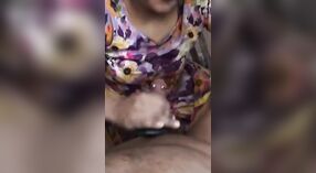 Sexy indisches video einer erstmaligen Oralsex-Session 2 min 20 s
