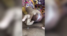 Sexy indisches video einer erstmaligen Oralsex-Session 3 min 20 s