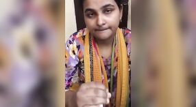 Sexy indisches video einer erstmaligen Oralsex-Session 0 min 30 s