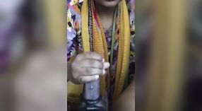 Vídeo indiano Sexy de uma sessão de sexo oral pela primeira vez 0 minuto 40 SEC
