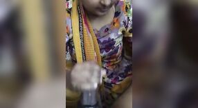 Sexy indisches video einer erstmaligen Oralsex-Session 0 min 50 s