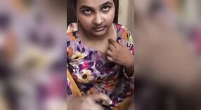 Vídeo indiano Sexy de uma sessão de sexo oral pela primeira vez 1 minuto 00 SEC