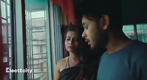 インドのカップルは蒸し暑いホテルのセックスにふける 4 分 40 秒