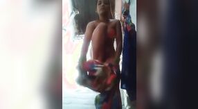 Estudiante universitario indio se pone travieso en el video de gi de la aldea 0 mín. 40 sec