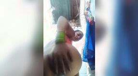 Estudiante universitario indio se pone travieso en el video de gi de la aldea 1 mín. 10 sec