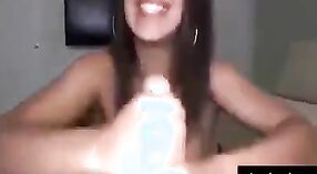 Regardez cette vidéo porno torride mettant en vedette les compétences sensuelles de branlette de Priyanka Chopra 1 minute 40 sec