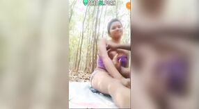 Tamil aluna com Peitos grandes tem sexo ao ar livre com o cara, travado na câmera por seu irmão 4 minuto 00 SEC