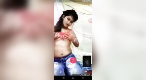 Desi beauty révèle ses seins et joue avec elle-même lors d'un appel vidéo porno 1 minute 20 sec