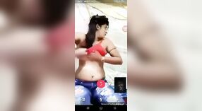 Desi beauty révèle ses seins et joue avec elle-même lors d'un appel vidéo porno 2 minute 20 sec