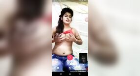 Desi beauty révèle ses seins et joue avec elle-même lors d'un appel vidéo porno 2 minute 40 sec