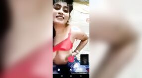 Desi beauty révèle ses seins et joue avec elle-même lors d'un appel vidéo porno 3 minute 00 sec