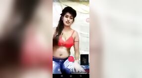 Desi beauty révèle ses seins et joue avec elle-même lors d'un appel vidéo porno 3 minute 40 sec