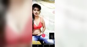 Kecantikan desi mengungkapkan payudaranya dan bermain dengan dirinya sendiri dalam panggilan video porno 4 min 00 sec