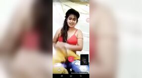 Desi beauty révèle ses seins et joue avec elle-même lors d'un appel vidéo porno 0 minute 0 sec