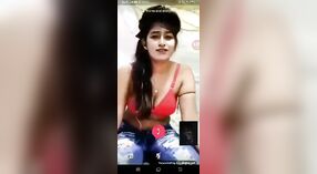 Desi beauty révèle ses seins et joue avec elle-même lors d'un appel vidéo porno 1 minute 00 sec