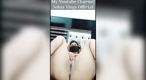 Seorang gadis India yang memukau menikmati sesi bermain peran telanjang dalam video musik khusus 4 min 40 sec