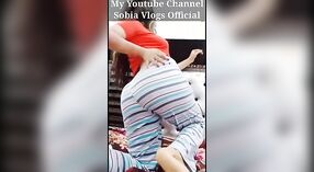 Una splendida ragazza indiana indulge in un nudo di ruolo sessione in uno speciale video musicale 1 min 00 sec