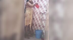 Bangla dea del sesso prende un bagno nudo davanti alla telecamera 0 min 40 sec