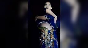 Indisches Dorfmädchen in Kleidung führt einen striptease für MMS durch 0 min 0 s