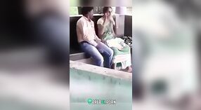 Desi College-Studentin beim lutschen ihres geliebten im freien in einem desi mms-video erwischt 2 min 20 s