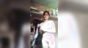 Студентка колледжа Дехати раздевается и дразнит своим сексуальным телом 0 минута 0 сек