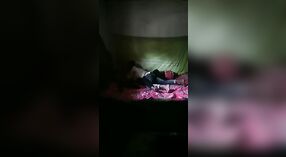 Dalam video yang bocor ini, seorang gadis Desi membuat vagina berbulunya diregangkan hingga batasnya oleh penis berukuran XXX 1 min 50 sec