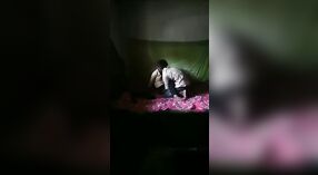 Dalam video yang bocor ini, seorang gadis Desi membuat vagina berbulunya diregangkan hingga batasnya oleh penis berukuran XXX 2 min 20 sec