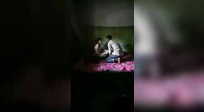 Dalam video yang bocor ini, seorang gadis Desi membuat vagina berbulunya diregangkan hingga batasnya oleh penis berukuran XXX 2 min 50 sec
