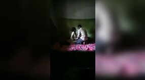 En este video filtrado, una chica Desi obtiene su coño peludo estirado hasta el límite por una polla de tamaño XXX 3 mín. 20 sec