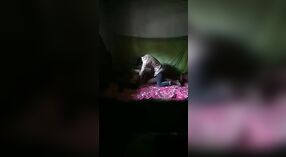 En este video filtrado, una chica Desi obtiene su coño peludo estirado hasta el límite por una polla de tamaño XXX 3 mín. 50 sec