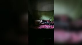 En este video filtrado, una chica Desi obtiene su coño peludo estirado hasta el límite por una polla de tamaño XXX 4 mín. 50 sec