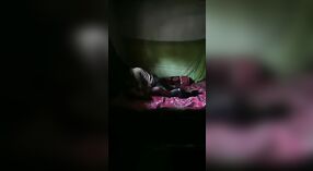 Neste vídeo vazado, uma rapariga Desi tem a sua Rata peluda esticada até ao limite por uma pila de tamanho XXX 5 minuto 50 SEC
