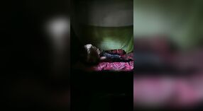 En este video filtrado, una chica Desi obtiene su coño peludo estirado hasta el límite por una polla de tamaño XXX 6 mín. 20 sec